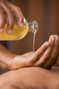 Massage profond aux huiles essentielles chaudes